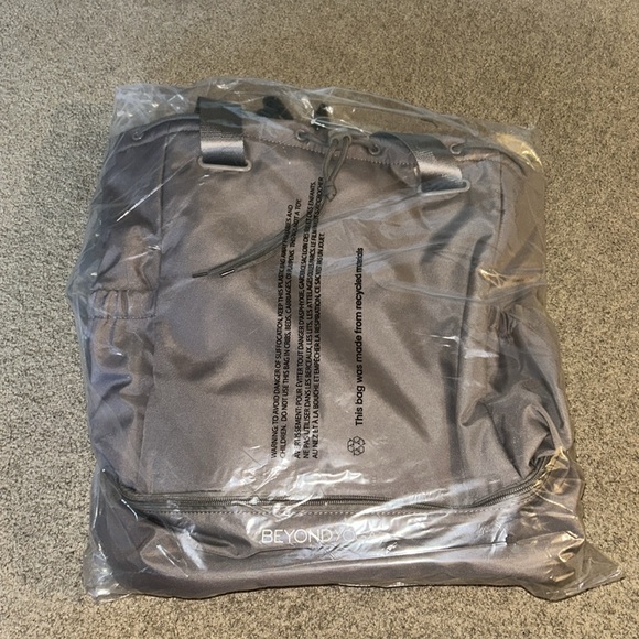 NWT Beyond Yoga Convertible Gym Bag - Picture 4 of 4